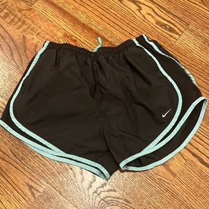 Nike Tempo Short Size M